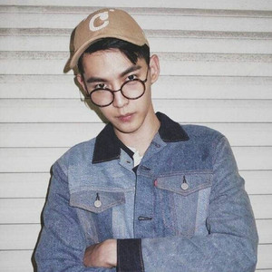 校花吊起被内裤涂春药高潮了
