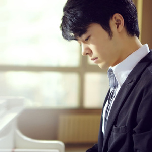 校花吊起被内裤涂春药高潮了
