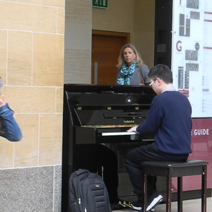 校花吊起被内裤涂春药高潮了
